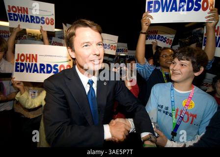 29. April 2007: San Diego, CA, USA - der hoffnungsvolle demokratische Präsident JOHN EDWARDS begrüßt die Anhänger der California Democratic Convention in San Diego. (Kreditbild: Earl S. Cryer/ZUMAPRESS.com) Stockfoto