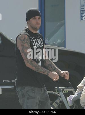 Juni 2008 - Los Angeles, Kalifornien, USA - Daddy JOEL MADDEN, 26, mit Tattoos Ankunft mit Baby-Tochter HARLOW, 5 Monate, in einem Café, für eine Abholung am Sonntag-Morgen (Credit Image: Jack Carter/ZUMAPRESS.com) Stockfoto