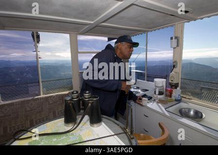Okt. 2009 - San Diego, Kalifornien, USA - U.S. Forest Service Fire Lookout NORM MITCHELL beobachtet DIE umliegende Landschaft auf Anzeichen von Rauch, Beleuchtung und anderen Aktivitäten, die den Beginn eines Waldbrands in der Umgebung des Los Pinos Mountain Lookout Tower im Cleveland National Forest 50 Meilen östlich von San Diego, Kalifornien signalisieren könnten (Kreditbild: Earl S. Cryer/ZUMAPRESS.com) Stockfoto