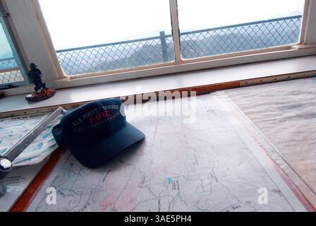 Oktober 2009 - San Diego, Kalifornien, USA - Norm Mitchells' Cap befindet sich auf einer Karte in der Nähe einer Smokey Bear Statue an einem Feuerwehrturm des U.S. Forest Service, der sich 50 Meilen östlich von San Diego befindet (Kreditbild: Earl S. Cryer/ZUMAPRESS.com) Stockfoto