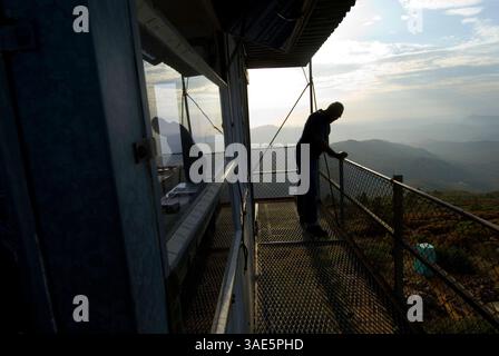 Okt. 2009 - San Diego, Kalifornien, USA - U.S. Forest Service Fire Lookout NORM MITCHELL beobachtet DIE umliegende Landschaft auf Anzeichen von Rauch, Beleuchtung und anderen Aktivitäten, die den Beginn eines Waldbrands in der Umgebung des Los Pinos Mountain Lookout Tower im Cleveland National Forest 50 Meilen östlich von San Diego, Kalifornien signalisieren könnten (Kreditbild: Earl S. Cryer/ZUMAPRESS.com) Stockfoto