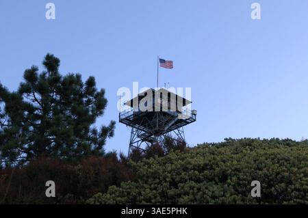Okt. 2009 - San Diego, Kalifornien, USA - U.S. Forest Service Fire Lookout Norm Mitchell beobachtet die umliegende Landschaft auf Anzeichen von Rauch, Beleuchtung und anderen Aktivitäten, die den Beginn eines Waldbrands in der Umgebung des Los Pinos Mountain Lookout Tower im Cleveland National Forest 50 Meilen östlich von San Diego, Kalifornien signalisieren könnten (Kreditbild: Earl S. Cryer/ZUMAPRESS.com) Stockfoto
