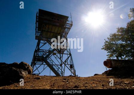 Okt. 2009 - San Diego, Kalifornien, USA - U.S. Forest Service Fire Lookout Norm Mitchell beobachtet die umliegende Landschaft auf Anzeichen von Rauch, Beleuchtung und anderen Aktivitäten, die den Beginn eines Waldbrands in der Umgebung des Los Pinos Mountain Lookout Tower im Cleveland National Forest 50 Meilen östlich von San Diego, Kalifornien signalisieren könnten (Kreditbild: Earl S. Cryer/ZUMAPRESS.com) Stockfoto