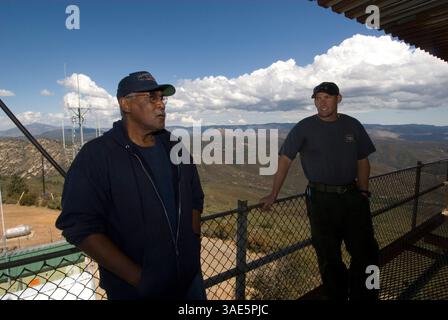 Okt. 2009 - San Diego, Kalifornien, USA - U.S. Forest Service Fire Lookout NORM MITCHELL beobachtet DIE umliegende Landschaft auf Anzeichen von Rauch, Beleuchtung und anderen Aktivitäten, die den Beginn eines Waldbrands in der Umgebung des Los Pinos Mountain Lookout Tower im Cleveland National Forest 50 Meilen östlich von San Diego, Kalifornien signalisieren könnten (Kreditbild: Earl S. Cryer/ZUMAPRESS.com) Stockfoto