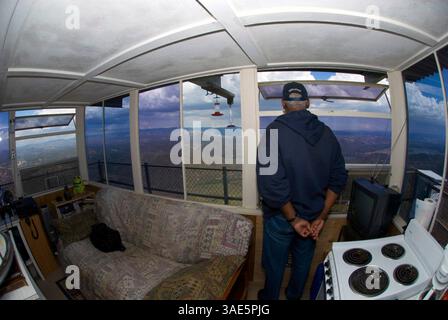 Okt. 2009 - San Diego, Kalifornien, USA - U.S. Forest Service Fire Lookout NORM MITCHELL beobachtet DIE umliegende Landschaft auf Anzeichen von Rauch, Beleuchtung und anderen Aktivitäten, die den Beginn eines Waldbrands in der Umgebung des Los Pinos Mountain Lookout Tower im Cleveland National Forest 50 Meilen östlich von San Diego, Kalifornien signalisieren könnten (Kreditbild: Earl S. Cryer/ZUMAPRESS.com) Stockfoto