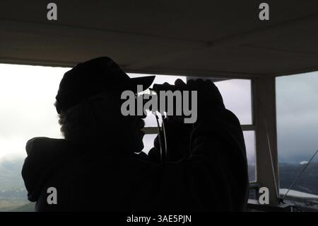 Okt. 2009 - San Diego, Kalifornien, USA - U.S. Forest Service Fire Lookout NORM MITCHELL beobachtet DIE umliegende Landschaft auf Anzeichen von Rauch, Beleuchtung und anderen Aktivitäten, die den Beginn eines Waldbrands in der Umgebung des Los Pinos Mountain Lookout Tower im Cleveland National Forest 50 Meilen östlich von San Diego, Kalifornien signalisieren könnten (Kreditbild: Earl S. Cryer/ZUMAPRESS.com) Stockfoto