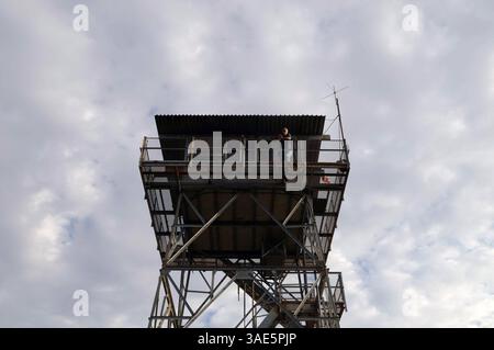 Okt. 2009 - San Diego, Kalifornien, USA - U.S. Forest Service Fire Lookout NORM MITCHELL beobachtet DIE umliegende Landschaft auf Anzeichen von Rauch, Beleuchtung und anderen Aktivitäten, die den Beginn eines Waldbrands in der Umgebung des Los Pinos Mountain Lookout Tower im Cleveland National Forest 50 Meilen östlich von San Diego, Kalifornien signalisieren könnten (Kreditbild: Earl S. Cryer/ZUMAPRESS.com) Stockfoto