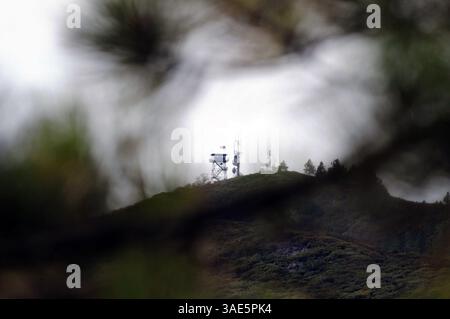 Okt. 2009 - San Diego, Kalifornien, USA - U.S. Forest Service Fire Lookout Norm Mitchell beobachtet die umliegende Landschaft auf Anzeichen von Rauch, Beleuchtung und anderen Aktivitäten, die den Beginn eines Waldbrands in der Umgebung des Los Pinos Mountain Lookout Tower im Cleveland National Forest 50 Meilen östlich von San Diego, Kalifornien signalisieren könnten (Kreditbild: Earl S. Cryer/ZUMAPRESS.com) Stockfoto
