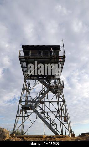 Okt. 2009 - San Diego, Kalifornien, USA - U.S. Forest Service Fire Lookout NORM MITCHELL beobachtet DIE umliegende Landschaft auf Anzeichen von Rauch, Beleuchtung und anderen Aktivitäten, die den Beginn eines Waldbrands in der Umgebung des Los Pinos Mountain Lookout Tower im Cleveland National Forest 50 Meilen östlich von San Diego, Kalifornien signalisieren könnten (Kreditbild: Earl S. Cryer/ZUMAPRESS.com) Stockfoto