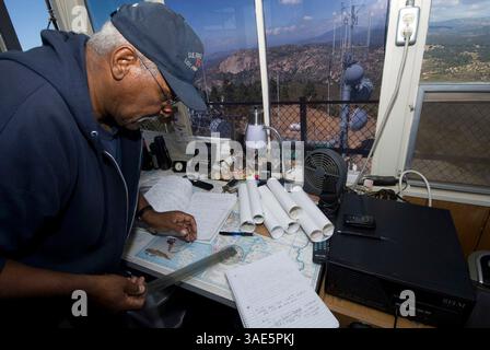 Okt. 2009 - San Diego, Kalifornien, USA - U.S. Forest Service Fire Lookout NORM MITCHELL beobachtet DIE umliegende Landschaft auf Anzeichen von Rauch, Beleuchtung und anderen Aktivitäten, die den Beginn eines Waldbrands in der Umgebung des Los Pinos Mountain Lookout Tower im Cleveland National Forest 50 Meilen östlich von San Diego, Kalifornien signalisieren könnten (Kreditbild: Earl S. Cryer/ZUMAPRESS.com) Stockfoto