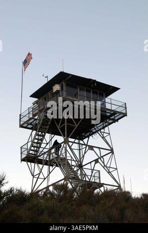 Okt. 2009 - San Diego, Kalifornien, USA - U.S. Forest Service Fire Lookout NORM MITCHELL beobachtet DIE umliegende Landschaft auf Anzeichen von Rauch, Beleuchtung und anderen Aktivitäten, die den Beginn eines Waldbrands in der Umgebung des Los Pinos Mountain Lookout Tower im Cleveland National Forest 50 Meilen östlich von San Diego, Kalifornien signalisieren könnten (Kreditbild: Earl S. Cryer/ZUMAPRESS.com) Stockfoto