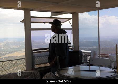 Okt. 2009 - San Diego, Kalifornien, USA - U.S. Forest Service Fire Lookout NORM MITCHELL beobachtet DIE umliegende Landschaft auf Anzeichen von Rauch, Beleuchtung und anderen Aktivitäten, die den Beginn eines Waldbrands in der Umgebung des Los Pinos Mountain Lookout Tower im Cleveland National Forest 50 Meilen östlich von San Diego, Kalifornien signalisieren könnten (Kreditbild: Earl S. Cryer/ZUMAPRESS.com) Stockfoto
