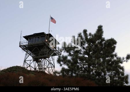 Okt. 2009 - San Diego, Kalifornien, USA - U.S. Forest Service Fire Lookout Norm Mitchell beobachtet die umliegende Landschaft auf Anzeichen von Rauch, Beleuchtung und anderen Aktivitäten, die den Beginn eines Waldbrands in der Umgebung des Los Pinos Mountain Lookout Tower im Cleveland National Forest 50 Meilen östlich von San Diego, Kalifornien signalisieren könnten (Kreditbild: Earl S. Cryer/ZUMAPRESS.com) Stockfoto