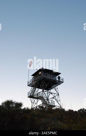 Okt. 2009 - San Diego, Kalifornien, USA - U.S. Forest Service Fire Lookout NORM MITCHELL beobachtet DIE umliegende Landschaft auf Anzeichen von Rauch, Beleuchtung und anderen Aktivitäten, die den Beginn eines Waldbrands in der Umgebung des Los Pinos Mountain Lookout Tower im Cleveland National Forest 50 Meilen östlich von San Diego, Kalifornien signalisieren könnten (Kreditbild: Earl S. Cryer/ZUMAPRESS.com) Stockfoto