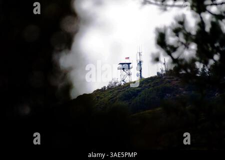 Okt. 2009 - San Diego, Kalifornien, USA - U.S. Forest Service Fire Lookout Norm Mitchell beobachtet die umliegende Landschaft auf Anzeichen von Rauch, Beleuchtung und anderen Aktivitäten, die den Beginn eines Waldbrands in der Umgebung des Los Pinos Mountain Lookout Tower im Cleveland National Forest 50 Meilen östlich von San Diego, Kalifornien signalisieren könnten (Kreditbild: Earl S. Cryer/ZUMAPRESS.com) Stockfoto
