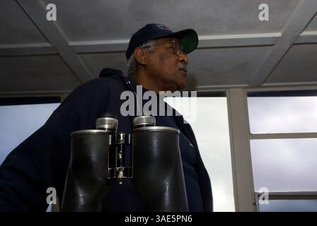 Okt. 2009 - San Diego, Kalifornien, USA - U.S. Forest Service Fire Lookout NORM MITCHELL beobachtet DIE umliegende Landschaft auf Anzeichen von Rauch, Beleuchtung und anderen Aktivitäten, die den Beginn eines Waldbrands in der Umgebung des Los Pinos Mountain Lookout Tower im Cleveland National Forest 50 Meilen östlich von San Diego, Kalifornien signalisieren könnten (Kreditbild: Earl S. Cryer/ZUMAPRESS.com) Stockfoto