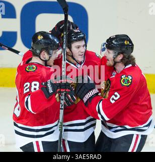 18. Januar 2012: Chicago, IL. Blackhawk Andrew Shaw #65 feiert sein Tor mit seinen Teamkollegen Ben Smith #28 und Duncan Keith #2 während des NHL-Spiels zwischen den Chicago Blackhawks und den Buffalo Sabres im United Center in Chicago, IL. (Bild: © Mike Wulf/Cal Sport Media/ZUMAPRESS.com) Stockfoto