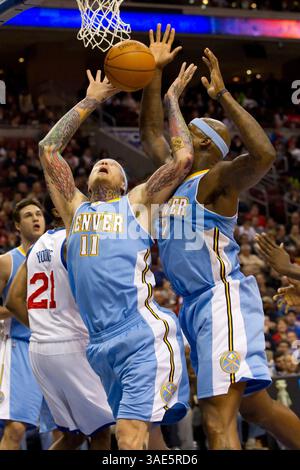 18. Januar 2012 - Philadelphia, Pennsylvania, USA - Denver Nuggets Center CHRIS ANDERSEN (11) geht nach dem Rebound zusammen mit Power Forward AL HARRINGTON (7) während des NBA-Spiels zwischen den Denver Nuggets und den Philadelphia 76ers im Wells Fargo Center. (Bild: © Chris Szagola/Cal Sport Media/ZUMAPRESS.com) Stockfoto