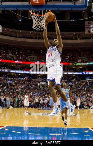 18. Januar 2012: Thaddeus Young (21) aus Philadelphia 76ers steigt in den Dunk und Al Harrington (7) aus Denver Nuggets, der im NBA-Spiel zwischen den Denver Nuggets und den Philadelphia 76ers im Wells Fargo Center in Philadelphia (Pennsylvania) hinter sich ist. The Nuggets Beat the 76ers, 108-104.(Bild: © Chris Szagola/Cal Sport Media/ZUMAPRESS.com) Stockfoto