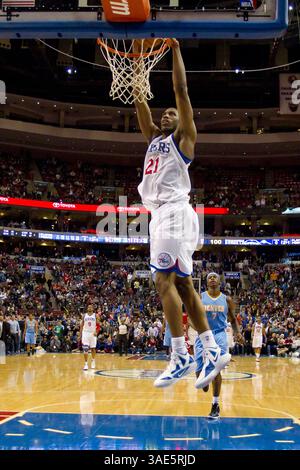 18. Januar 2012: Thaddeus Young (21) aus Philadelphia 76ers steigt in den Dunk und Al Harrington (7) aus Denver Nuggets, der im NBA-Spiel zwischen den Denver Nuggets und den Philadelphia 76ers im Wells Fargo Center in Philadelphia (Pennsylvania) hinter sich ist. The Nuggets Beat the 76ers, 108-104.(Bild: © Chris Szagola/Cal Sport Media/ZUMAPRESS.com) Stockfoto