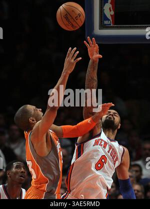 18. Januar 2012 – New York, NY, USA – Grant Hill, links von den Phoenix Suns, trifft am Mittwoch, den 18. Januar 2012 im Madison Square Garden in New York gegen Tyson Chandler von den New York Knicks. (Bild: © Jim Mcisaac/Newsday/MCT/ZUMAPRESS.com) Stockfoto