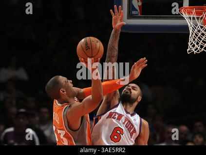 18. Januar 2012 – New York, NY, USA – Grant Hill, links, von den Phoenix Suns trifft am Mittwoch, den 18. Januar 2012 im Madison Square Garden in New York gegen Tyson Chandler (6) von den New York Knicks. (Bild: © Jim Mcisaac/Newsday/MCT/ZUMAPRESS.com) Stockfoto