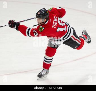 18. Januar 2012: Chicago, IL. Blackhawk Jonathan Toews #19 in Aktion während des NHL-Spiels zwischen den Chicago Blackhawks und den Buffalo Sabres im United Center in Chicago, Illinois. (Bild: © Mike Wulf/Cal Sport Media/ZUMAPRESS.com) Stockfoto