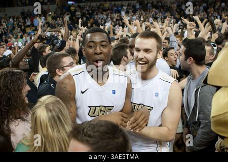18. Januar 2012: UCF-Stürmer Keith Clanton (33) und UCF-Stürmer Kasey Wilson (22) feiern mit dem Publikum, als Central Florida Memphis 68-67 in der UCF Arena in Orlando, FL, besiegte. (Bild: © Romeo Guzman/Cal Sport Media/ZUMAPRESS.com) Stockfoto