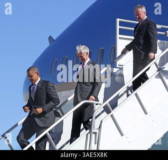 19. Januar 2012 - Orlando, FL, USA - Präsident Barack Obama trifft mit dem Bürgermeister von Orlando Buddy Dyer, TOP, und dem US-Handelsminister Jon Bryson am Orlando International Airport ein, bevor er am Donnerstag, den 19. Januar 2012 nach Walt Disney World in Lake Buena Vista, Florida aufbricht. (Kreditbild: © Joe Burbank/Orlando Sentinel/MCT/ZUMAPRESS.com) Stockfoto