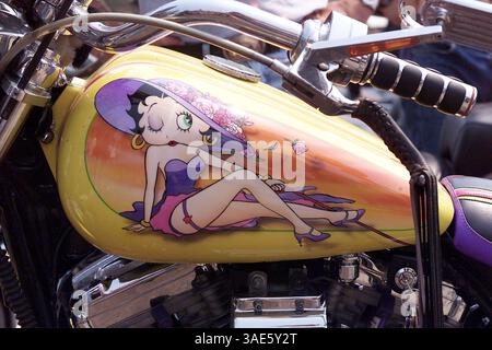 August 2000; Hulett, Wyoming, USA; Betty Boop Tank Art. Es gibt interessante und exotische Kunst, die man überall bei der Sturgis Rally sehen kann. (Bild: Alan Carroll/ZUMAPRESS.com) Stockfoto