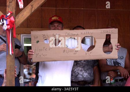 August 2000; Hulett, Wyoming, USA; der Hulett Ham and Jam ist bei der Sturgis Motorcycle Rallye beliebt geworden, da es keine Gesetze über offene Container gibt und die Anatomie in der Öffentlichkeit entspannt dargestellt wird. . (Bild: Alan Carroll/ZUMAPRESS.com) Stockfoto