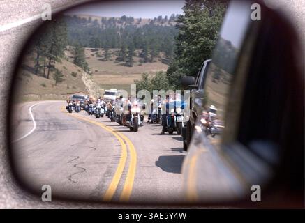 August 2000; zwischen Hulett und Sundance, Wyoming, USA; der Verkehr wurde nach der Rallye, die schätzungsweise 600.000 Teilnehmer hatte, zum Thema. (Bild: Alan Carroll/ZUMAPRESS.com) Stockfoto