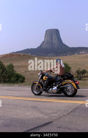 August 2000; Devil's Tower, Wyoming, USA; ein einsamer Biker fährt am Devil's Tower vorbei auf dem Rückweg vom Hulett „Ham and Jam“. . (Bild: Alan Carroll/ZUMAPRESS.com) Stockfoto