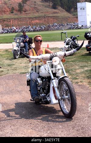 August 2000; Hulett, Wyoming, USA; jeder Harley Davidson ist Ausdruck der Individualität des Besitzers. Dekorationen und Accessoires gibt es in allen Formen und Größen. (Bild: Alan Carroll/ZUMAPRESS.com) Stockfoto