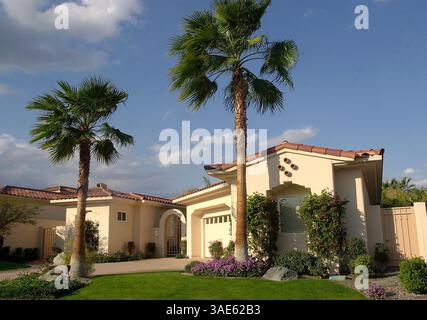 Februar 2004; Palm Desert, CA, USA; (DATEIFOTO) David James Elliott und seine Schauspielerin und Frau Nanci Chambers haben ihren Rückzugsort in Palm Desert, Kalifornien, für knapp 1,1 Millionen Dollar auf den Markt gebracht. Das Haus verfügt über 4 Schlafzimmer und 4,5 Badezimmer, darunter ein freistehendes Gästehaus in ca. 3.400 Quadratfuß. Es hat auch einen Swimmingpool. Das schauspielerische Paar hat seit etwa drei Jahren einen Kurzurlaub im spanischen Stil auf dem Gelände des ritzigen Indian Ridge Country Club. (Bild: Jay Calderon/ZUMAPRESS.com) Stockfoto