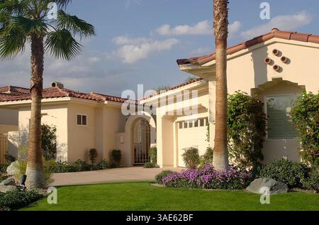 Februar 2004; Palm Desert, CA, USA; (DATEIFOTO) David James Elliott und seine Schauspielerin und Frau Nanci Chambers haben ihren Rückzugsort in Palm Desert, Kalifornien, für knapp 1,1 Millionen Dollar auf den Markt gebracht. Das Haus verfügt über 4 Schlafzimmer und 4,5 Badezimmer, darunter ein freistehendes Gästehaus in ca. 3.400 Quadratfuß. Es hat auch einen Swimmingpool. Das schauspielerische Paar hat seit etwa drei Jahren einen Kurzurlaub im spanischen Stil auf dem Gelände des ritzigen Indian Ridge Country Club. (Bild: Jay Calderon/ZUMAPRESS.com) Stockfoto