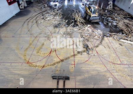 19. Juni 2008 - Cedar Rapids, Iowa, USA - Ein Kompaktlader arbeitet am Abriss des Hallenbodens im Helen G. Nassif YMCA an der 207 7th Ave. SE in Cedar Rapids am Donnerstag (Bild: Cedar Rapids Gazette/ZUMAPRESS.com) Stockfoto