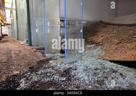 19. Juni 2008 - Cedar Rapids, Iowa, USA - Racquetball-Plätze wurden zerstört, als die Bemühungen um die Erholung am Helen G. Nassif YMCA an der 207 7th Ave begannen. SE in Cedar Rapids am Donnerstag (Bild: Cedar Rapids Gazette/ZUMAPRESS.com) Stockfoto