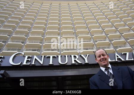 März 2010 - Los Angeles, Kalifornien, USA - MICHAEL ROSENFELD, Head of Next Century Associates, wird vor dem Century Plaza Hotel in Los Angeles fotografiert. Rosenfelds Gruppe Next Century Associates kaufte das 19-stöckige Hotel 2008 und kündigte im folgenden Jahr einen 2 Milliarden Dollar teuren Plan an, es durch neue Türme mit Wohnungen und Geschäften zu ersetzen. Aber Denkmalschutzgruppen argumentierten, dass die Geschichte und Architektur des Hotels es Wert sind, sich zu retten. Das 1966 eröffnete Hotel wurde vom Architekten Minoru Yamasaki entworfen, zu dessen späteren Arbeiten auch die New Yorker World Trade Center Towers (Credit Image) gehörten Stockfoto