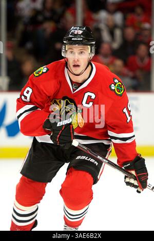 Januar 2012 - Chicago, Illinois, USA S - Chicago Blackhawks spielen Jonathan Toews (19) im NHL-Hockeyspiel zwischen den Chicago Blackhawks und den Florida Panthers in Chicago, Illinois im United Center. Die Blackhawks besiegten die Panthers mit 3:1. (Bild: © Thomas Quinn/Southcreek/ZUMApress.com) Stockfoto