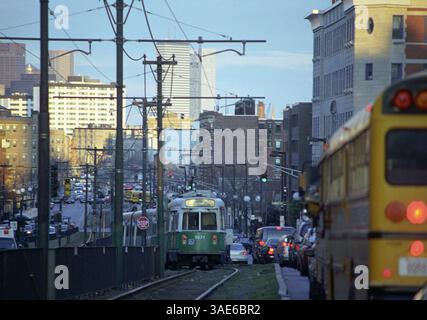 August 2001; Boston, MA, USA; die Huntington Avenue in Boston beherbergt einige der besten Institute Nordamerikas der dritten Stufe, darunter die Harvard Medical School, das Massachusetts College of Art, das Wentworth Institute of Technology, die School of the Museum of Fine Arts und die Northeastern University. (Bild: Seamas Culligan/ZUMAPRESS.com) Stockfoto