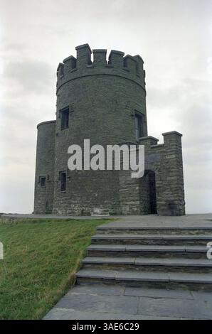 Dezember 2001; Doolin, Munster, IRLAND; O'Briens Turm an den Cliffs of Moher in County Clare. Der Turm wurde 1835 von Cornelius O’Brien, einem Nachfahren von Brian Boru, dem Hohen König von Irland, und den O’Briens of Bunratty Castle, Kings of Thomond, als Aussichtspunkt für Hunderte von Touristen erbaut, die die Cliffs besuchten. . (Bild: Seamas Culligan/ZUMAPRESS.com) Stockfoto