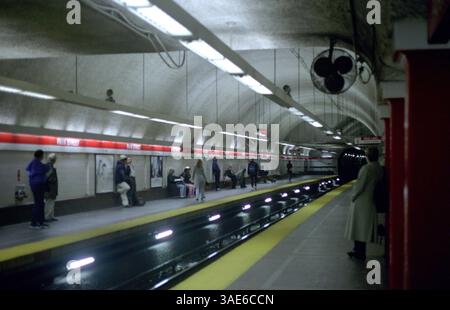 Mai 2002; Boston, Valenussetts, USA; warten auf den richtigen Zug in der Park Street Station, der belebtesten U-Bahn Station in Boston. Ab 1897 verfügte Boston über das erste öffentliche U-Bahn-Netz der USA. . (Bild: Seamas Culligan/ZUMAPRESS.com) Stockfoto
