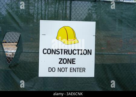 Ein Schild mit einem gelben Schutzhelm drauf. Es ist wichtig, nicht in die Bauzone zu gelangen Stockfoto