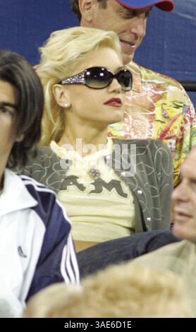 Juli 2005; Westwood, CA, USA; Sänger GWEN STEFANI beim Gibson/Baldwin 'Night at the Net', der Ehemann Gavin Rossdale beim Doppel mit Andre Agassi beobachtet. (Bild: Lori Conn/ZUMAPRESS.com) Stockfoto