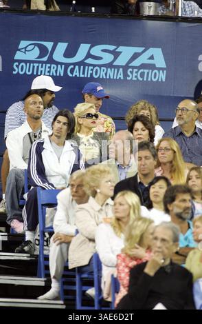 Juli 2005; Westwood, CA, USA; Sänger GWEN STEFANI beim Gibson/Baldwin 'Night at the Net', der Ehemann Gavin Rossdale beim Doppel mit Andre Agassi beobachtet. (Bild: Lori Conn/ZUMAPRESS.com) Stockfoto