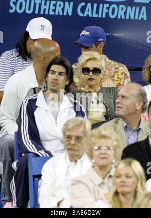 Juli 2005; Westwood, CA, USA; Sänger GWEN STEFANI beim Gibson/Baldwin 'Night at the Net', der Ehemann Gavin Rossdale beim Doppel mit Andre Agassi beobachtet. (Bild: Lori Conn/ZUMAPRESS.com) Stockfoto