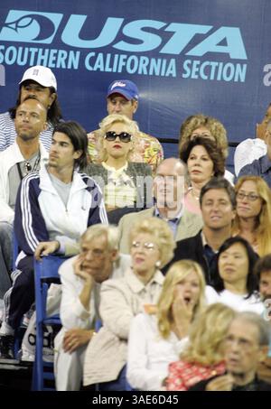 Juli 2005; Westwood, CA, USA; Sänger GWEN STEFANI beim Gibson/Baldwin 'Night at the Net', der Ehemann Gavin Rossdale beim Doppel mit Andre Agassi beobachtet. (Bild: Lori Conn/ZUMAPRESS.com) Stockfoto