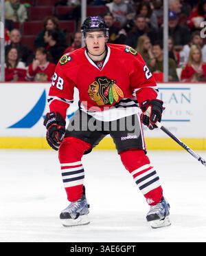 20. Januar 2012: Chicago, IL. Blackhawk Ben Smith #28 in Aktion während des NHL-Spiels zwischen den Chicago Blackhawks und den Florida Panthers im United Center in Chicago, Illinois. (Bild: © Mike Wulf/Cal Sport Media/ZUMAPRESS.com) Stockfoto