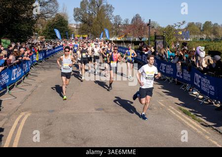 Preston Park, Brighton, Stadt Brighton & Hove, East Sussex, Großbritannien. Dies ist der Beginn des Brighton Marathon 2025 im Preston Park, Brighton. David Smith/Alamy 6. April .2025 Stockfoto